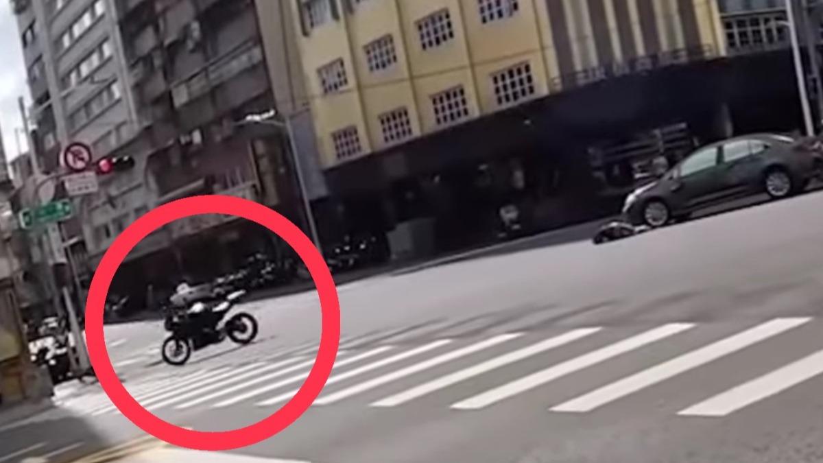 人倒車在跑！男摔地「重機自動駛離」　網驚：AI肇逃