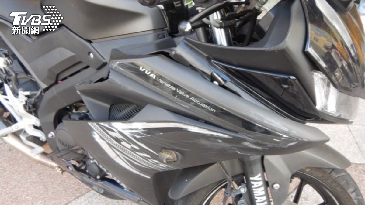 彭男與前方汽車發生擦撞。（圖／TVBS）