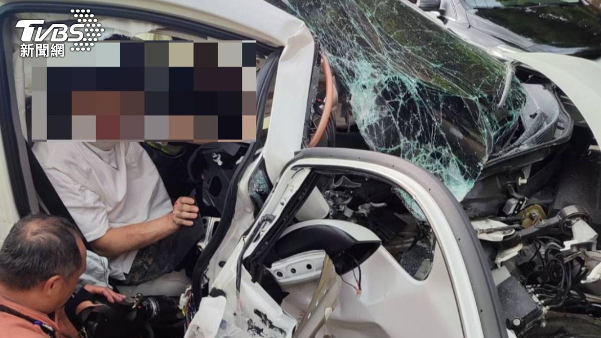 快訊／新北市三芝汽車自撞！車頭變形1人受困、5人送醫