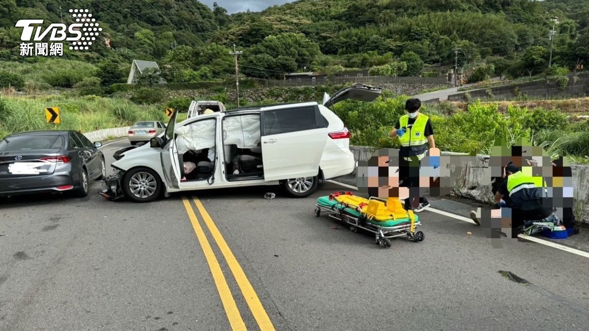 白車上5人受傷送醫。（圖／TVBS）