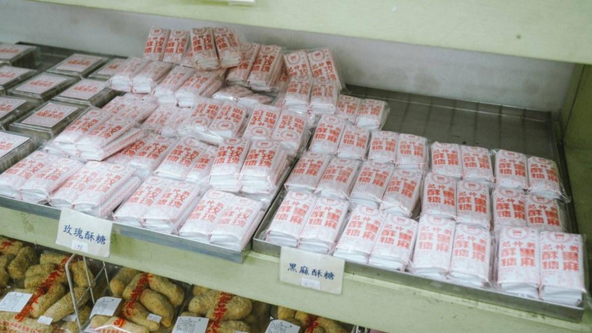 「玫瑰酥糖」「芝麻酥糖」每包都是95元,是不少長輩的配茶心頭好。(圖/美食好芃友提供)