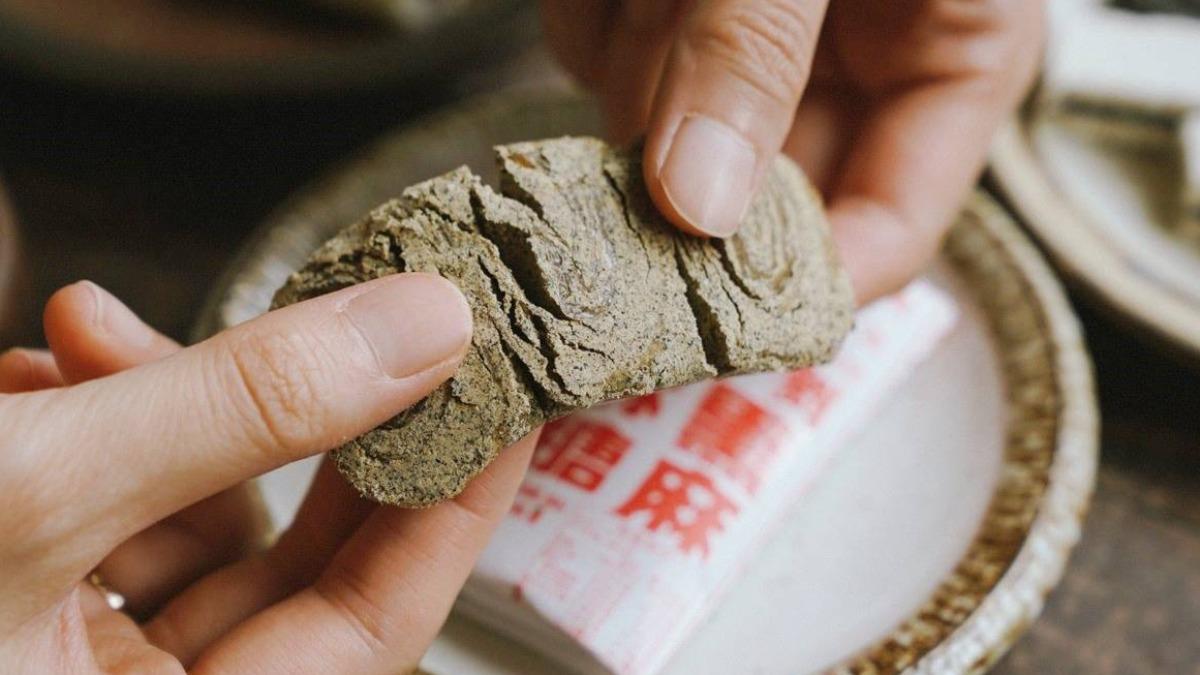 「芝麻酥糖」入口會先嘗到芝麻的香氣與甜味,接著酥糖在嘴裡化開,口感超細緻。(圖/美食好芃友提供)