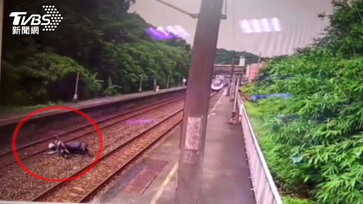 有片／基隆男騎機車慘摔進鐵軌！自強號煞不住撞上　畫面曝光