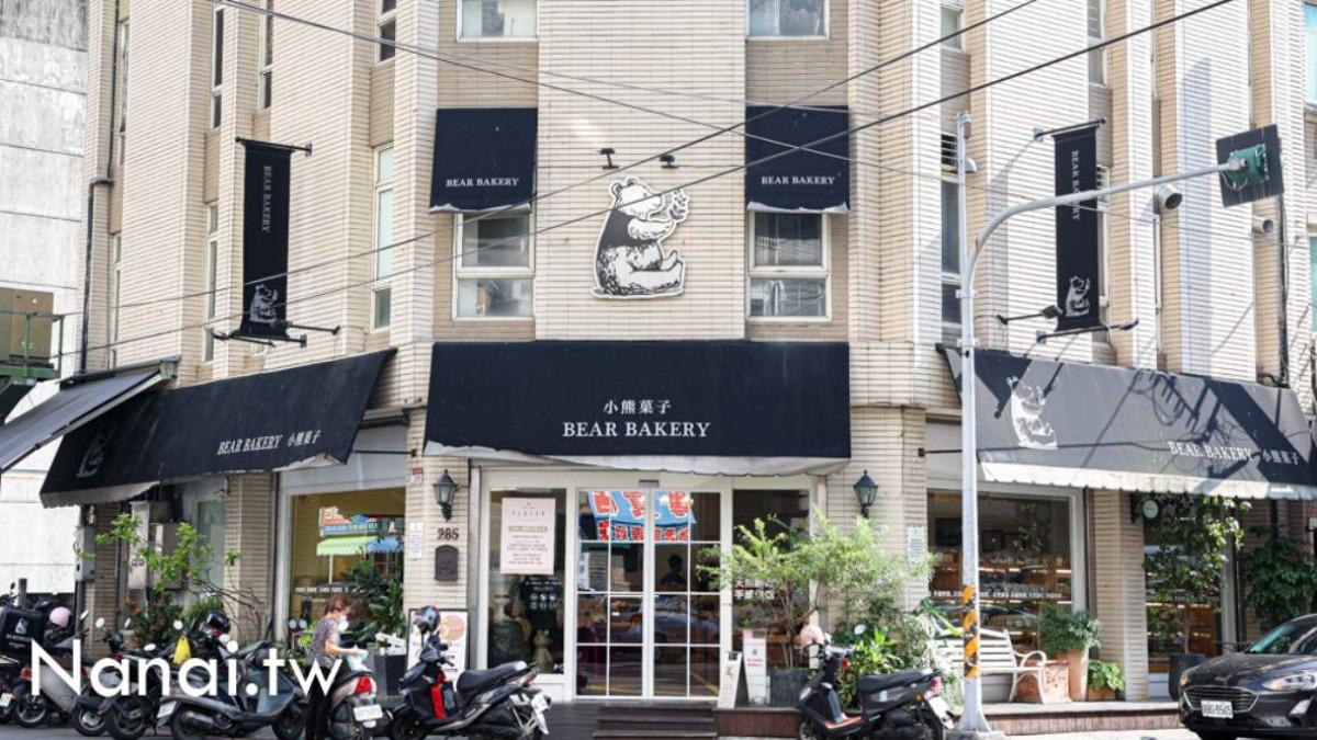「小熊菓子」員林店位在林森路與育英路37巷的轉角處,外觀有可愛熊熊Logo非常顯眼。(圖/Nana愛旅行札記提供)