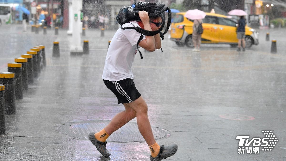 今日臺灣東南部地區、恆春半島及澎湖有局部短暫陣雨或雷雨。(圖/胡瑞麒攝)