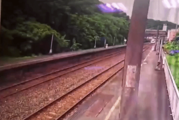基隆男騎機車慘摔進鐵軌畫面曝光。(圖/Shirogawa Kozaki提供)