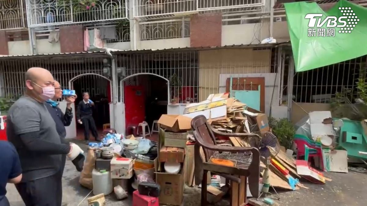 35度炎熱高溫下志工們走進屋內清掃。(圖/TVBS)