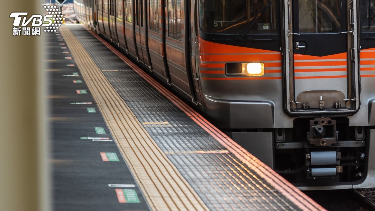 嬰兒車落軌「秒遭撞上」!全線停駛半小時 日車長:閃不掉