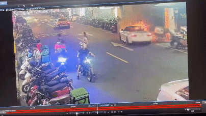車主向一旁店家借來滅火器自行將火勢撲滅。(圖/TVBS)