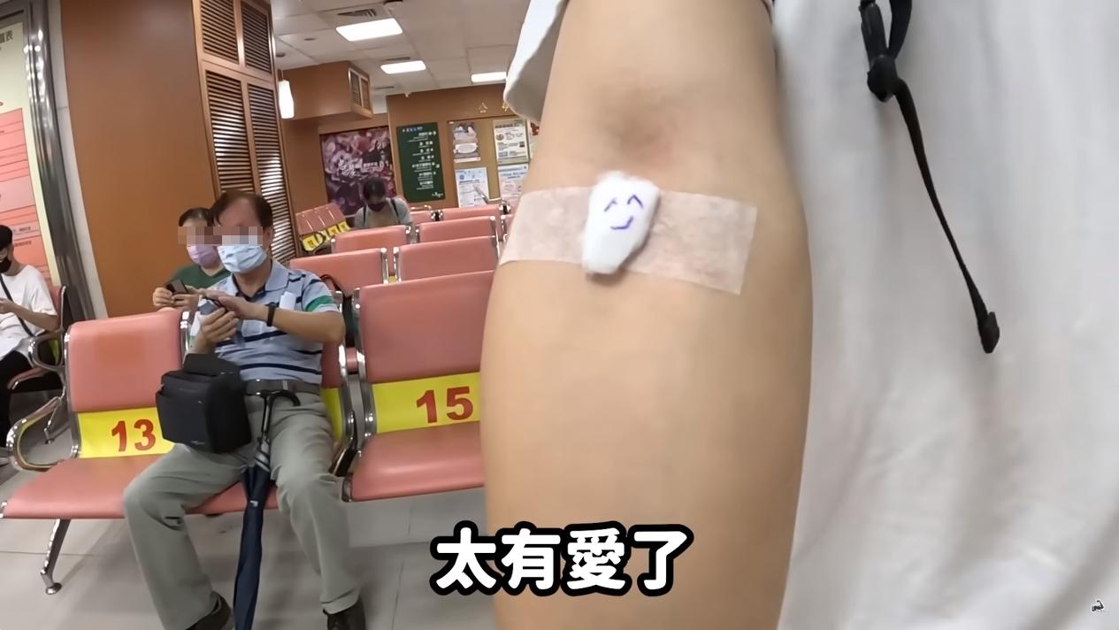 怕打針的肌肉山山在抽血時遇到一位暖心護理師。（圖／翻攝自YT@肌肉山山jiroushanshan）