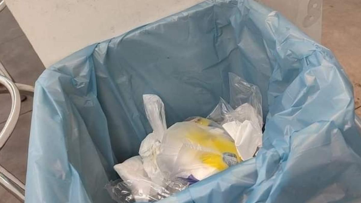 原PO將塑膠袋包起來後迅速丟入垃圾桶。(圖/翻攝自爆廢公社)