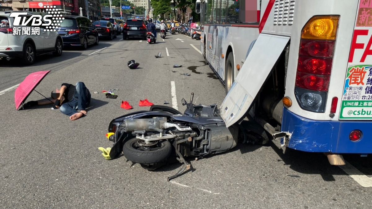 新北公車臨停下客遭撞　機車騎士噴飛「摔斷右腿」倒路中