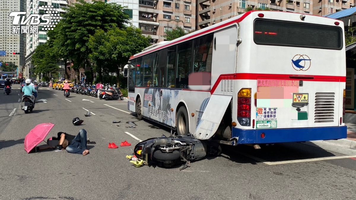 機車騎士與公車碰撞後噴飛倒地,當場摔斷右腿。(圖/TVBS)