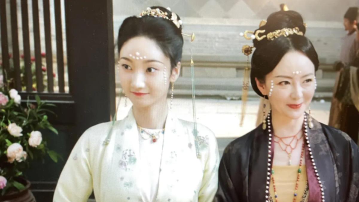 網友發現《墨雨雲間》演員匡玉婷(左)好眼熟。(圖/翻攝自Dcard)