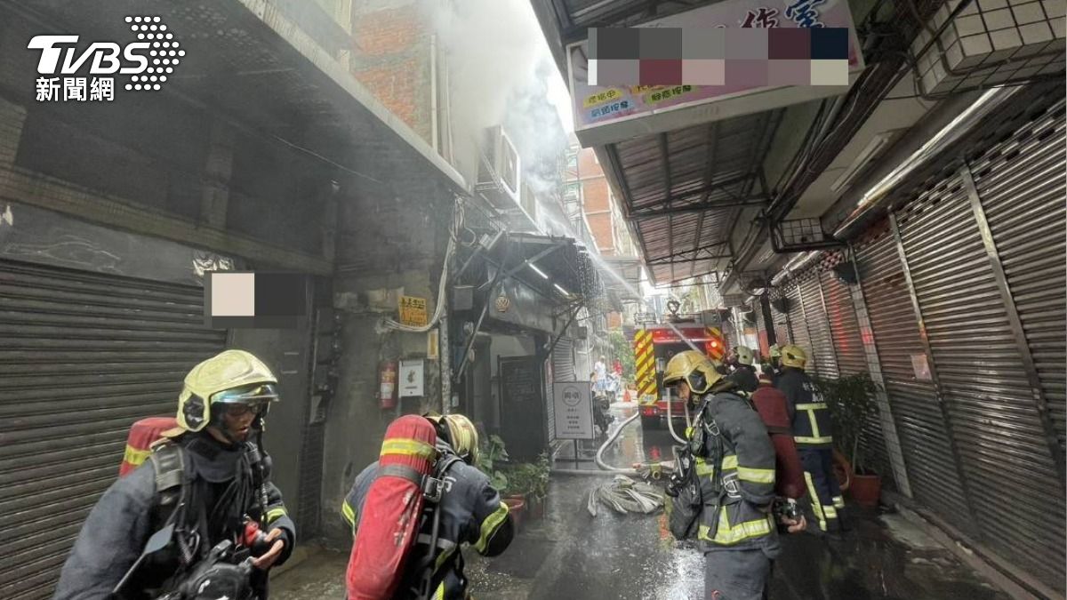 快訊／新北三重透天厝竄火　2女被嗆暈「無生命跡象」搶救中