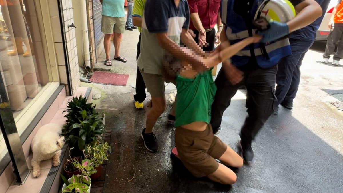 三重火警「2女命危」送醫搶救! 母抱愛犬逃出昏厥