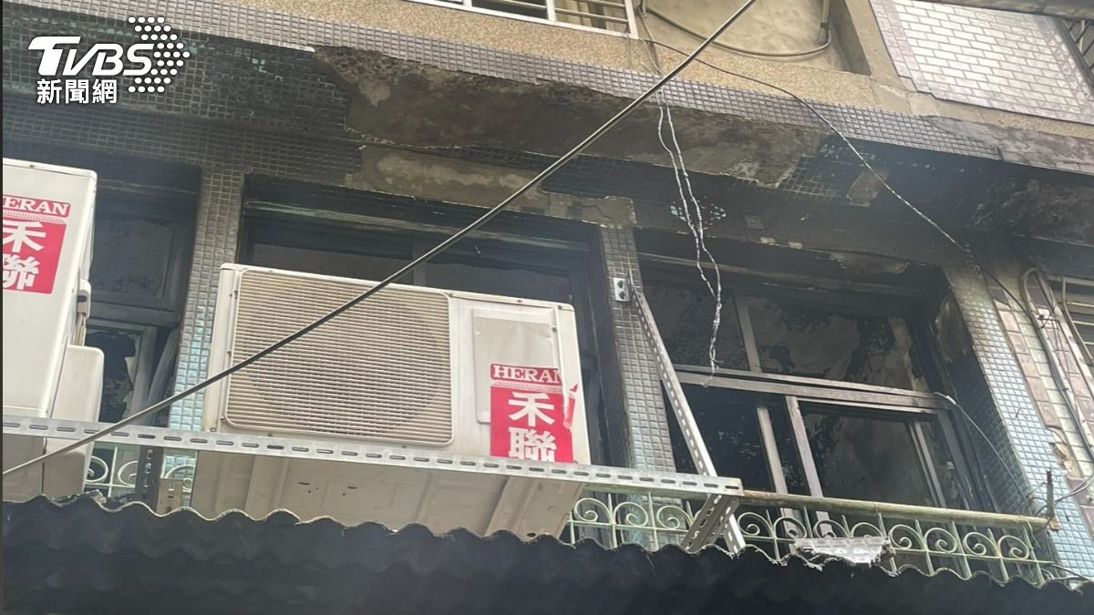 事發透天厝2樓被燒得一片焦黑。(圖/曾健銘攝)