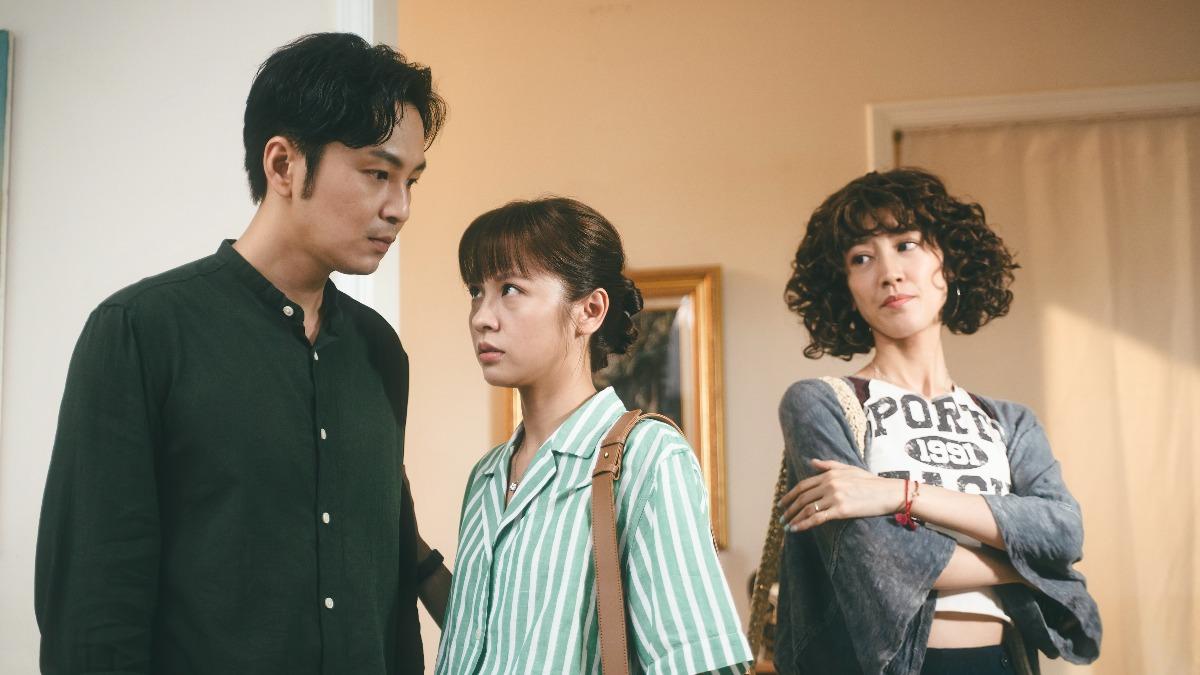 張書偉(左起)、黃姵嘉、田羽安進入荒唐的「兩女共事一夫」同居生活。(圖/公共電視提供)