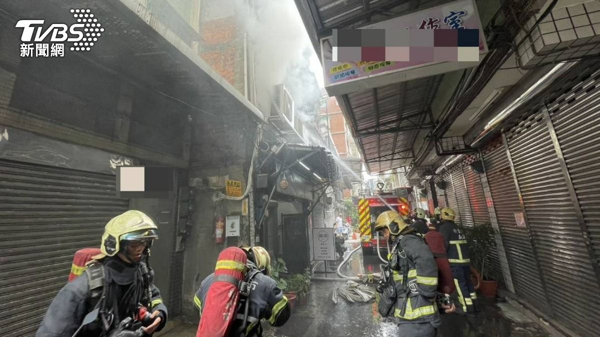 大批警消到場救援。(圖/TVBS)