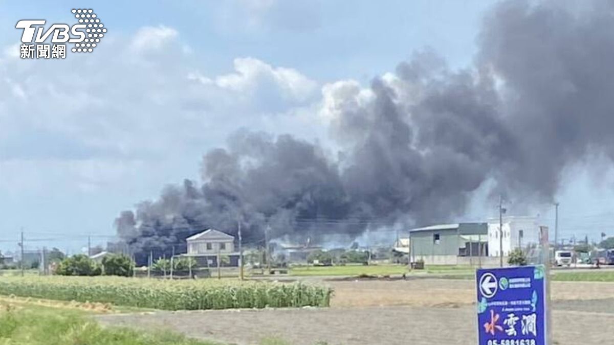 黑煙龍捲竄天！雲林板模場大火燒1百平方公尺　化學車出動
