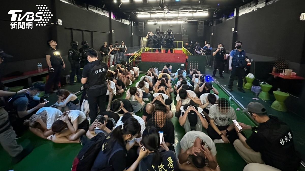 警方突然現身時,現場一片混。(圖/TVBS)