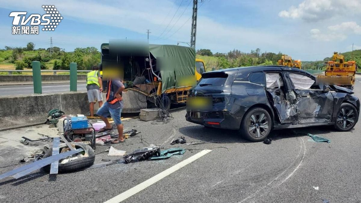 國道BMW猛撞工程車!車身嚴重凹陷 1人胸部骨折送醫