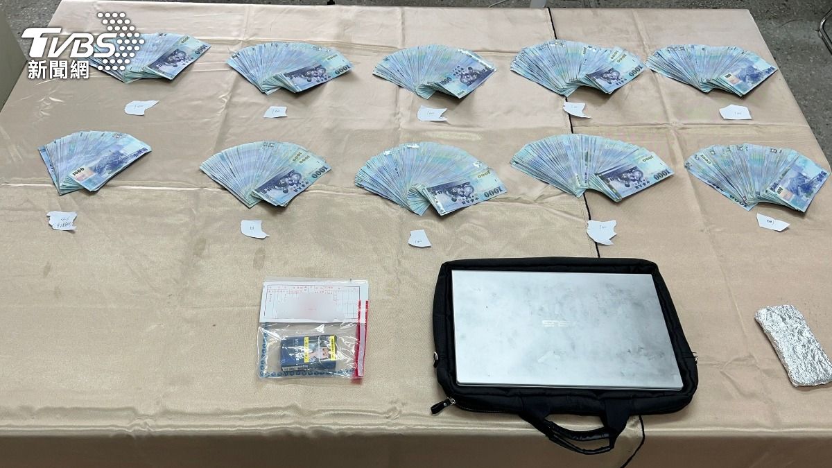 警方查獲現金、提款卡等證物。(圖/TVBS)