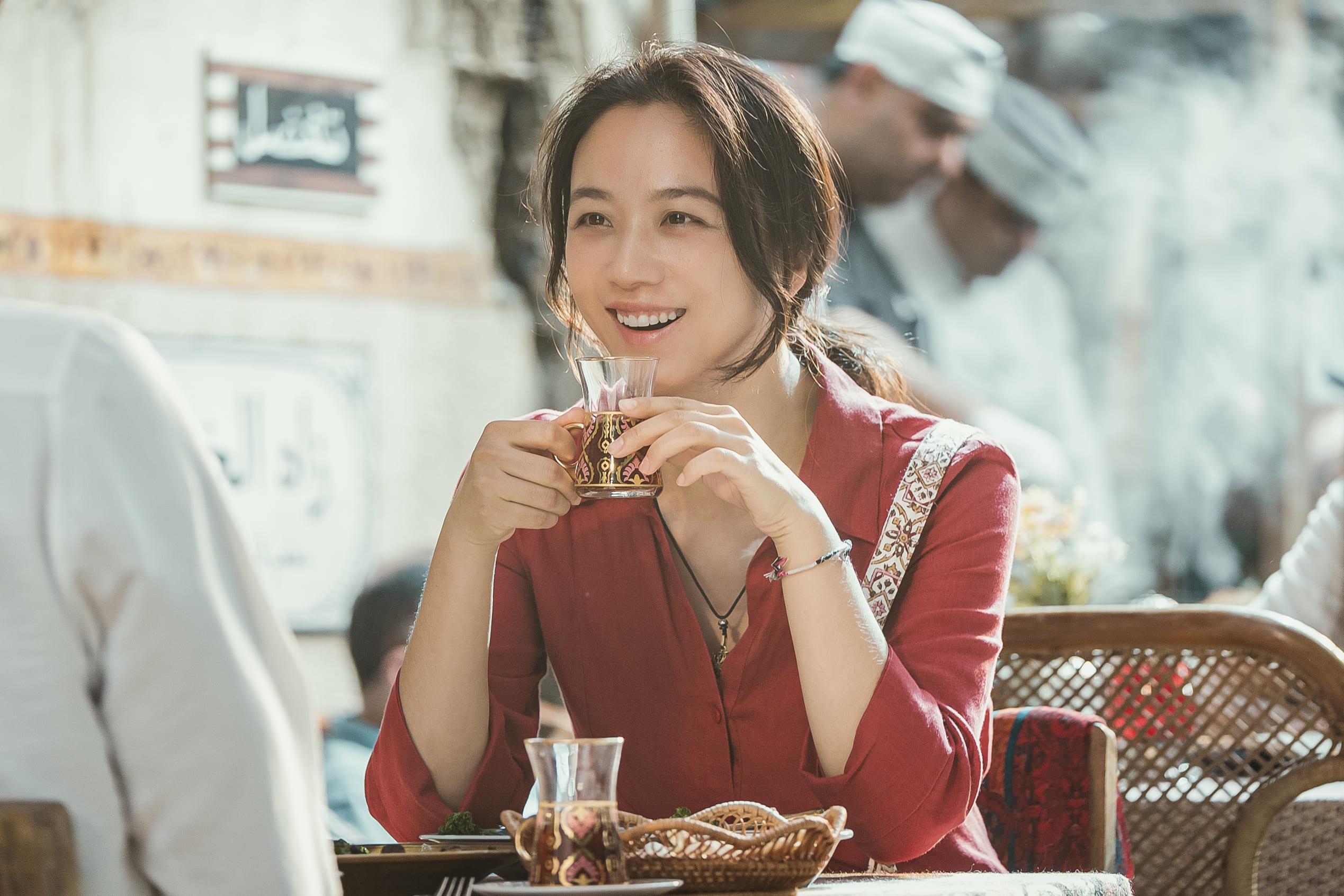 湯唯飾演白李,是一位利用「Wonderland」隱瞞自己死亡的母親。(圖/Netflix提供)
