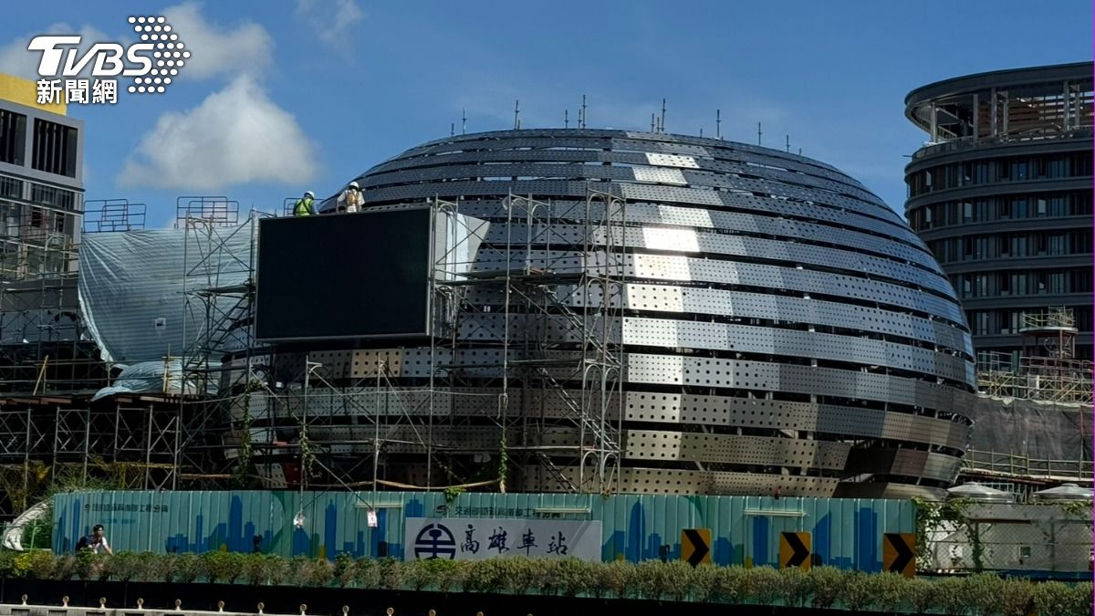 巨大的不鏽鋼球卻惹來民怨。(圖/林雅婷攝)
