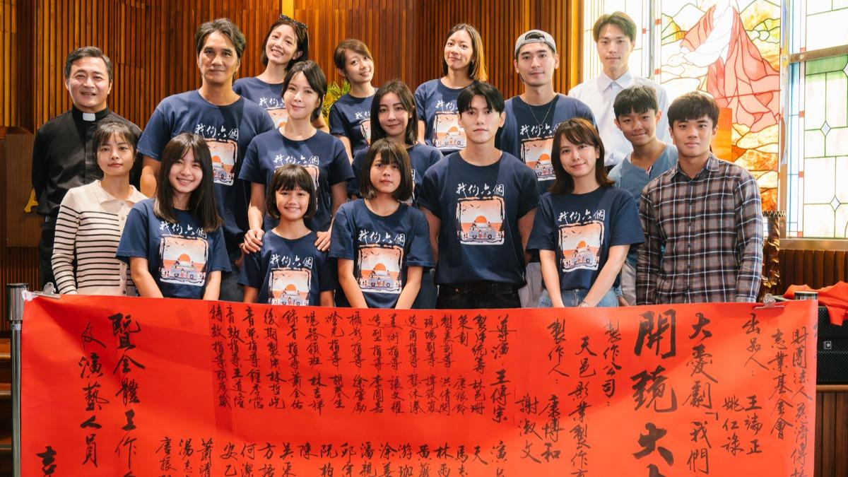 湯志偉(後排左一)飾演牧師。(圖/大愛提供)