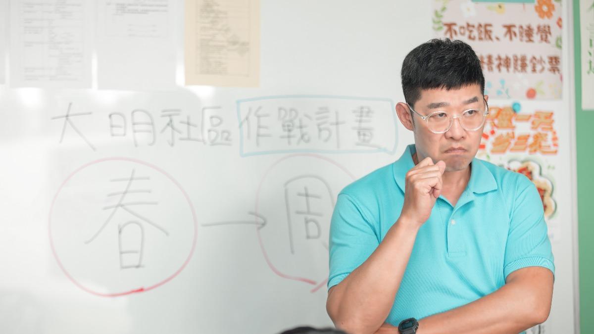 馬力歐吃下大量蛋黃酥,笑說1年內都不想再吃了。(圖/華視提供)