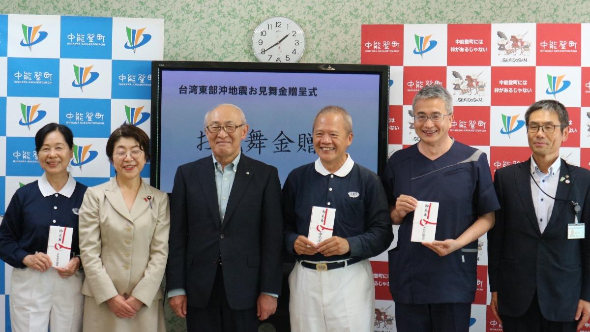28日中能登町舉行了捐贈活動,由慈濟基金會顧問謝景貴與慈濟日本分會執行長許麗香代表接受這份善的回饋。(圖/慈濟基金會提供)