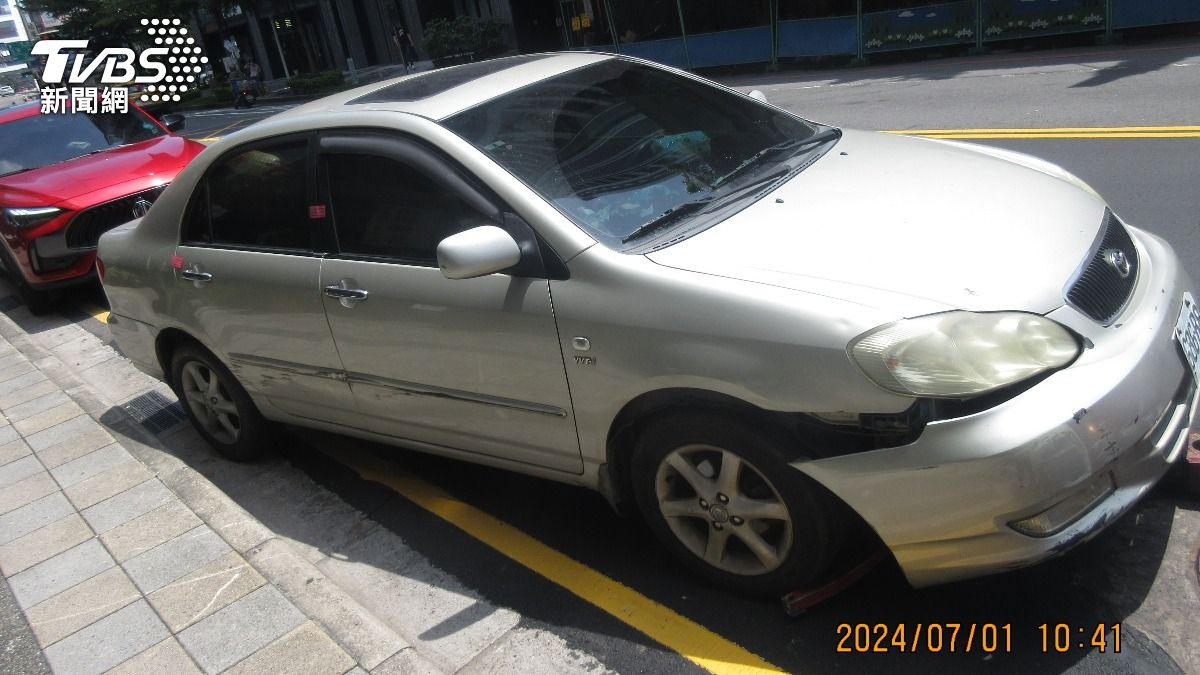 「最速拖吊傳說」翻車！疑司機操作不慎　害違規車保險桿掉了