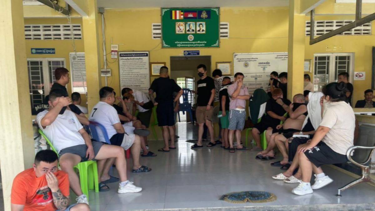 警方攔截巴士，將全員帶去警局。（圖／翻攝自kampucheathmey.com）