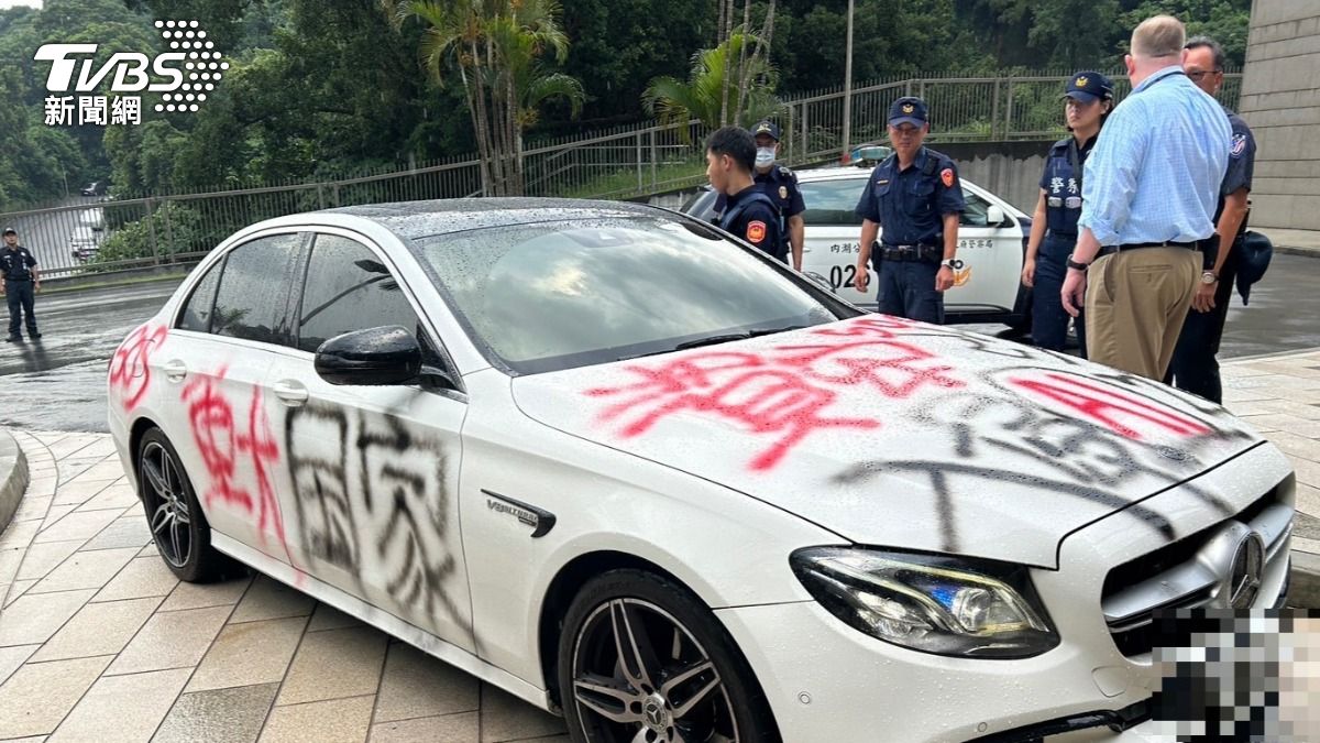 男子稍早才闖AIT美國在台協會按喇叭抗議遭驅離。(圖/TVBS)