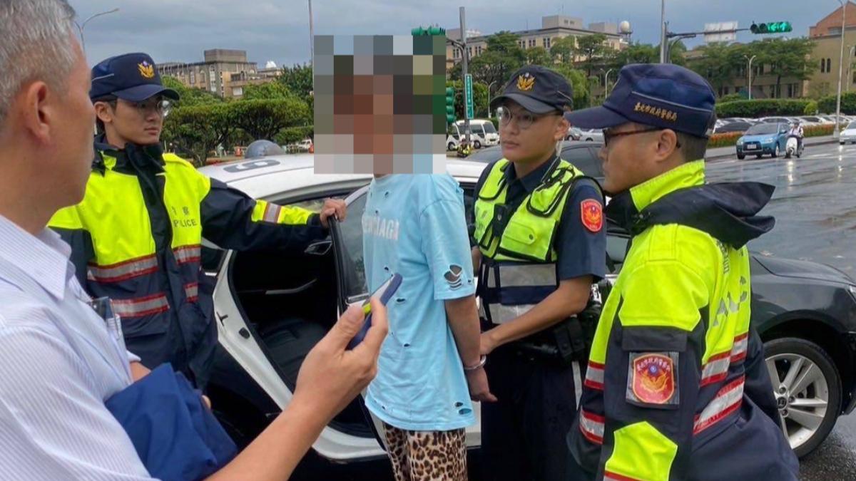 才闖AIT!賓士車噴「國家認知作戰」 暴衝撞總統府花台