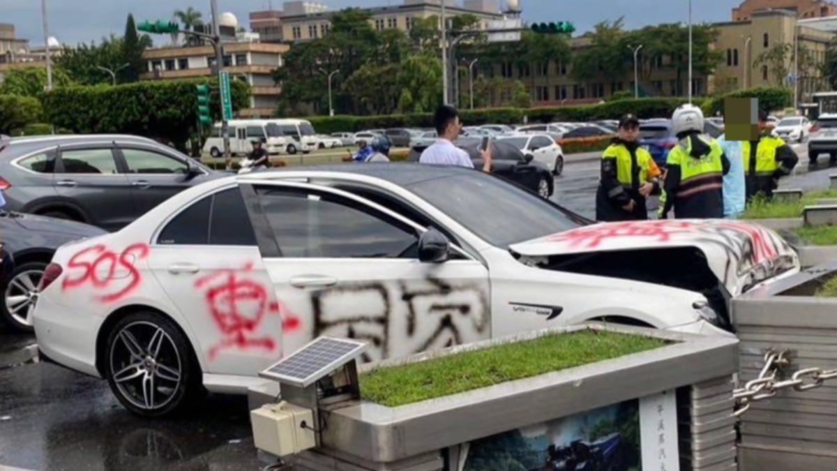 肇事男子遭警方上銬逮捕。(圖/民眾提供)
