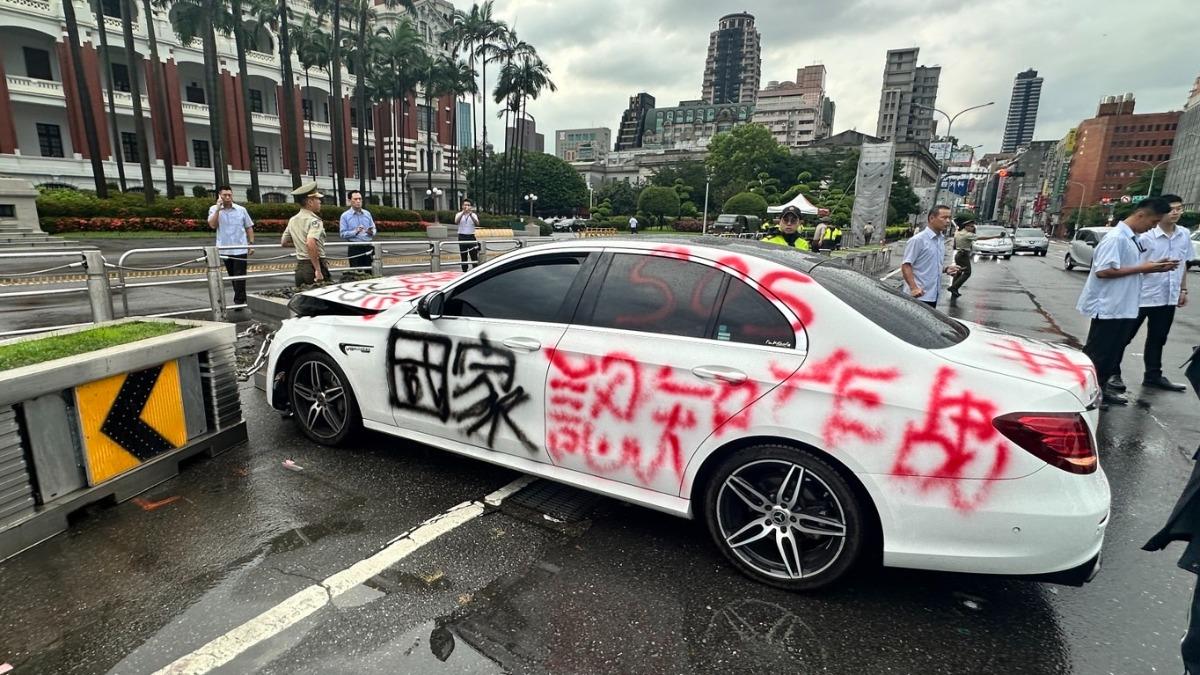 快訊/ 賓士男闖AIT按喇叭又撞總統府花台 府方緊急回應