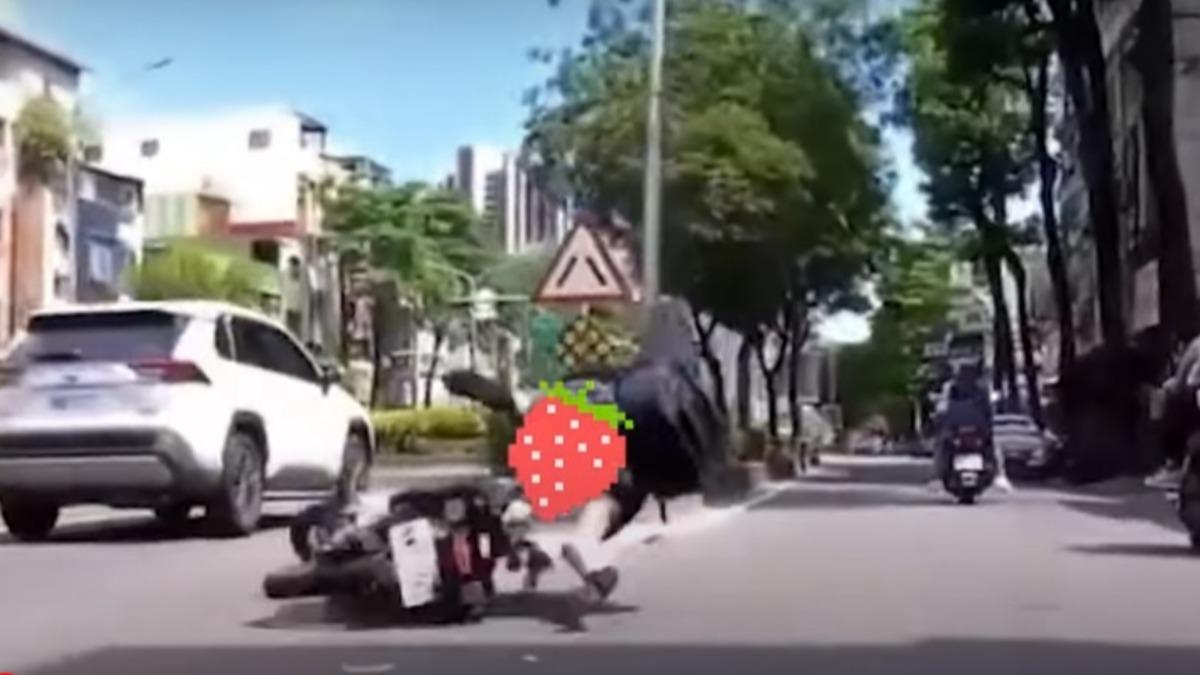 短裙正妹騎檔車犁田。(圖/WoWtchout-地圖型行車影像分享平台)