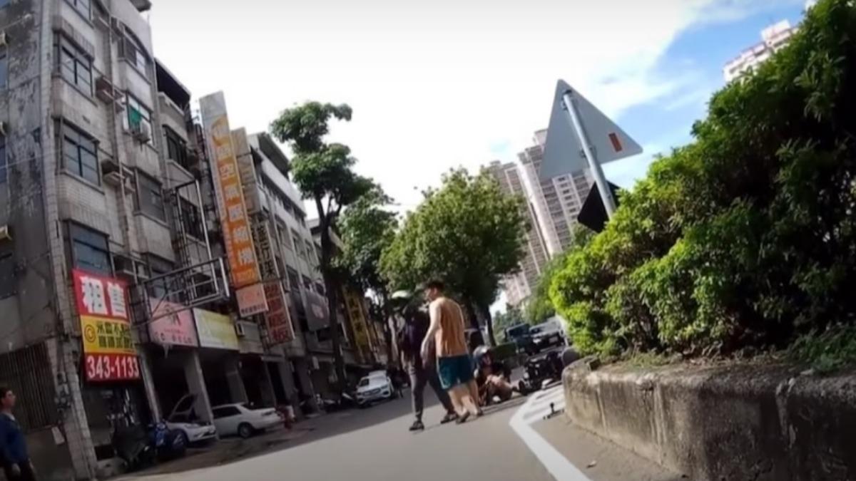 短裙妹犁田躺地「下秒3男衝出救人」 網笑:男的躺1月沒人理