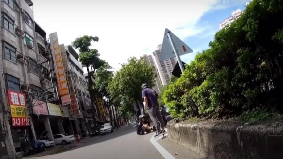 救援過程全後方騎士目擊PO在網路上引起話題。(圖/WoWtchout-地圖型行車影像分享平台)