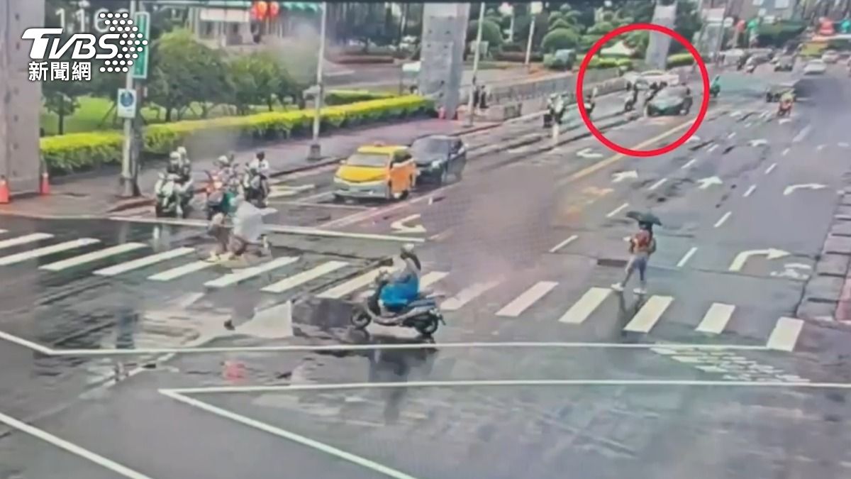 快訊/賓士車狂男先鬧AIT再撞總統府 衝撞畫面曝光