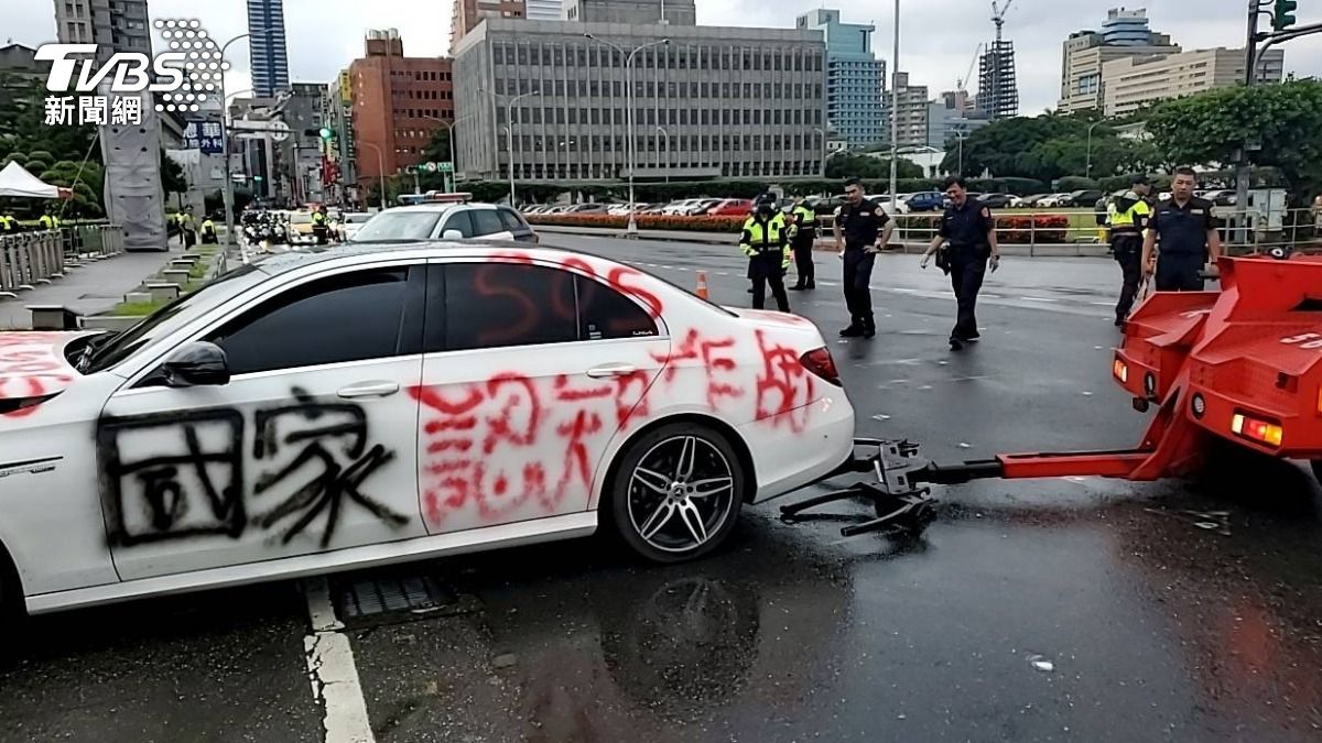 賓士車衝撞總統府。(圖/TVBS)