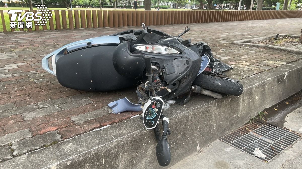 機車嚴重毀損,慘被丟在路邊。(圖/林冠丞攝)