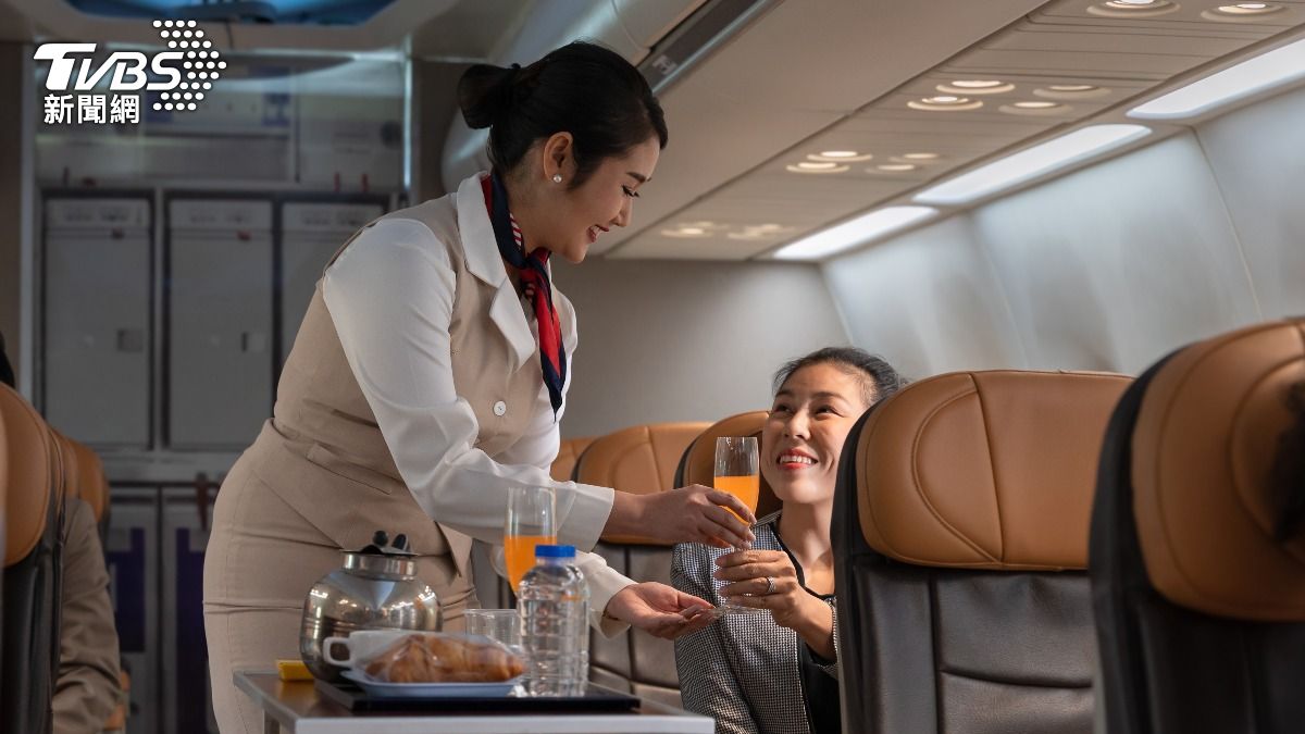 美空姐爆「搭機別點茶或咖啡」水源很噁! 台灣前空服員說話了