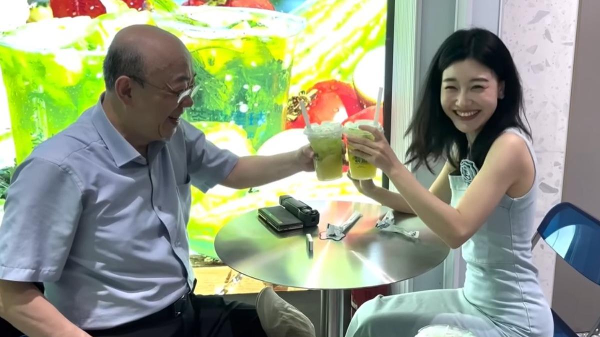 郭正亮和「新西蘭中文國際頻道」三妹拍Vlog。（資料圖／翻攝自YT@GuoVision-TV）