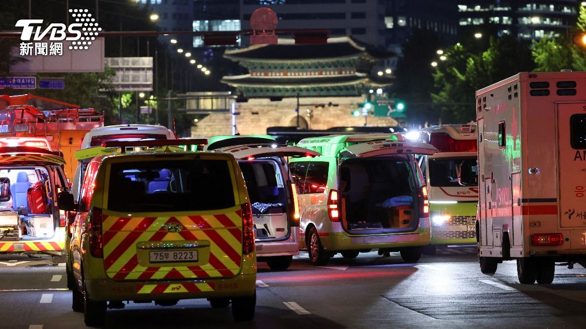 事故現場救護車。(圖/達志影像路透社)