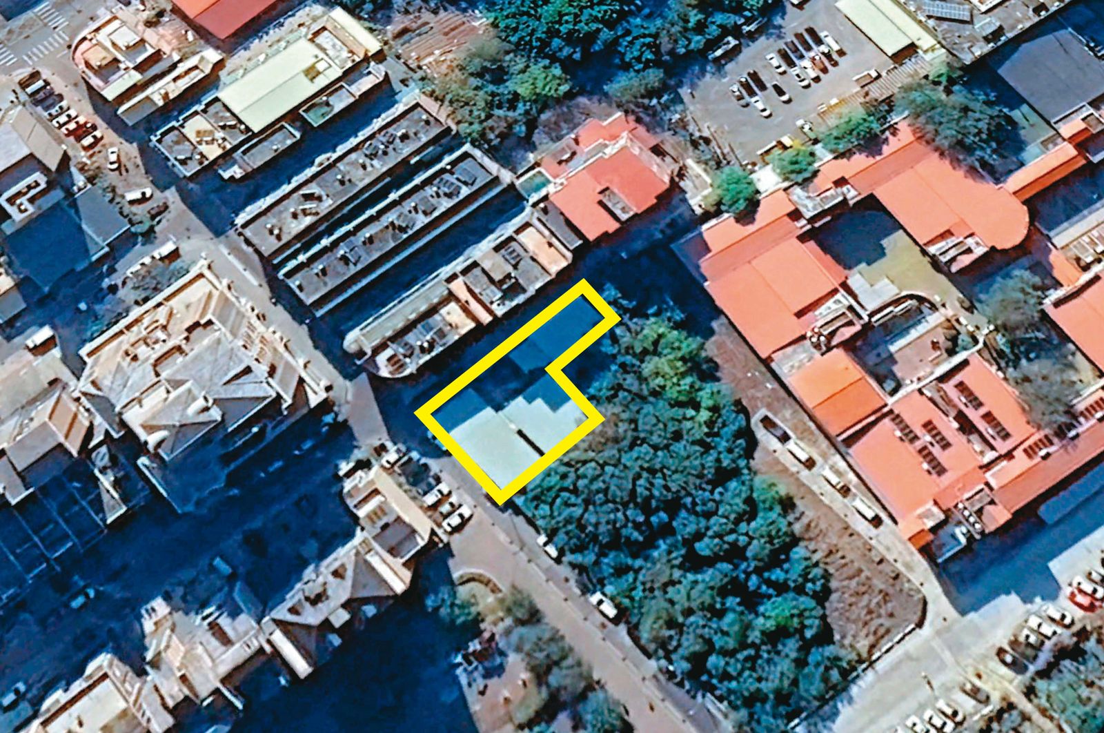 洪允典住家對面建置的招待所(黃圈處)被爆蓋在機關用地,且沒有建照。(圖/翻攝自GoogleEarth)
