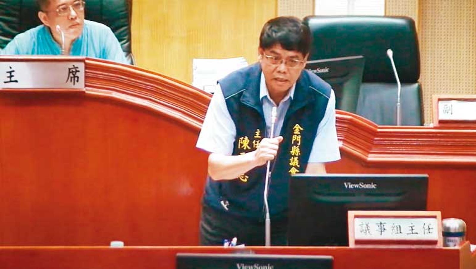 周子傑（主席座上藍衣者）18日詢問議事人員，為何第一節質詢沒有直播。（圖／翻攝自kmcc金門縣議會YT）