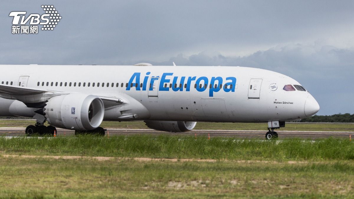 飛行途中遭遇嚴重亂流被迫緊急降落的歐洲航空787-9型客機。（圖／達志影像路透社）